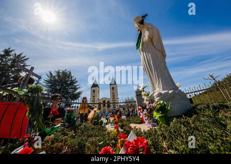 Madonna-Statue vor St. Jakob-Kirche, Wallfahrtsort, Jungfrau Maria Erscheinungen von 1981, in der Medjugorie. Fast eine Million Menschen besuchen Medjugorje jedes Jahr, wo die Jungfrau Maria am 24. Juni 1981 sechs jungen Dorfbewohnern zum ersten Mal erschienen sein soll. 30 Jahre lang wurde das angebliche Phänomen von den römisch-katholischen Behörden ignoriert, bis 2010, als Papst Benedikt XVI. Den Befehl erteilte, ein Ermittlungsteam zu bilden, um im Falle von Medjugorje-Sichtungen nach der Wahrheit zu suchen. In Medjugorje, Bosnien und Herzegowina auf 26. März 2023. Foto: Zvonimir Barisin/PIXSELL Stockfoto