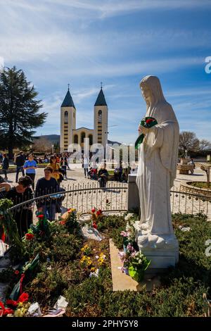 Madonna-Statue vor St. Jakob-Kirche, Wallfahrtsort, Jungfrau Maria Erscheinungen von 1981, in der Medjugorie. Fast eine Million Menschen besuchen Medjugorje jedes Jahr, wo die Jungfrau Maria am 24. Juni 1981 sechs jungen Dorfbewohnern zum ersten Mal erschienen sein soll. 30 Jahre lang wurde das angebliche Phänomen von den römisch-katholischen Behörden ignoriert, bis 2010, als Papst Benedikt XVI. Den Befehl erteilte, ein Ermittlungsteam zu bilden, um im Falle von Medjugorje-Sichtungen nach der Wahrheit zu suchen. In Medjugorje, Bosnien und Herzegowina auf 26. März 2023. Foto: Zvonimir Barisin/PIXSELL Stockfoto