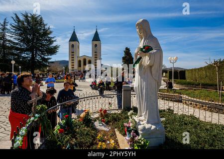 Madonna-Statue vor St. Jakob-Kirche, Wallfahrtsort, Jungfrau Maria Erscheinungen von 1981, in der Medjugorie. Fast eine Million Menschen besuchen Medjugorje jedes Jahr, wo die Jungfrau Maria am 24. Juni 1981 sechs jungen Dorfbewohnern zum ersten Mal erschienen sein soll. 30 Jahre lang wurde das angebliche Phänomen von den römisch-katholischen Behörden ignoriert, bis 2010, als Papst Benedikt XVI. Den Befehl erteilte, ein Ermittlungsteam zu bilden, um im Falle von Medjugorje-Sichtungen nach der Wahrheit zu suchen. In Medjugorje, Bosnien und Herzegowina auf 26. März 2023. Foto: Zvonimir Barisin/PIXSELL Stockfoto