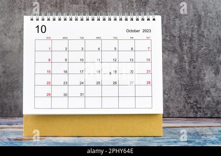 Oktober 2023 Monatlicher Tischkalender für 2023 Jahr auf Holztisch. Stockfoto