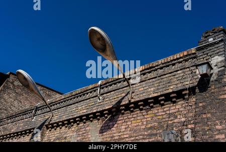 Alte Industrielampen, ROHBEREICH, ehemalige Reichsbahn-Reparaturwerke, Friedrichshain, Berlin, Deutschland Stockfoto