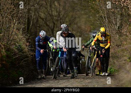 Oudenaarde, Belgien. 30. März 2023. Italienischer Edoardo Affini von Jumbo-Visma und Amateurradfahrer gehen während der Vorbereitungen mehrerer Teams auf der Rennstrecke vor dem Radrennen Ronde van Vlaanderen/Tour des Flandres/Tour of Flanders am Donnerstag, den 30. März 2023, mit dem Fahrrad bis zum Koppenberg. Die 107. Ausgabe des Radrennen findet am Sonntag, den 02. April, statt. BELGA PHOTO DIRK WAEM Credit: Belga News Agency/Alamy Live News Stockfoto