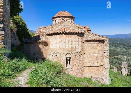 Byzantinische Kirche in der mittelalterlichen Stadt Mystras, Griechenland. Schloss von Mistras. Mistras war ein byzantinischer Staat auf dem Peloponnes, ganz in der Nähe von Sparta. , Gre Stockfoto