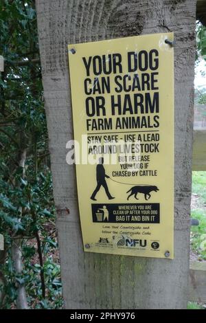 NFU-Schild warnt Hundebesitzer, ihre Haustiere von Nutztieren fernzuhalten Stockfoto