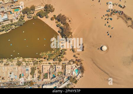 Die Oase Huacachina ist eine natürliche Oase mitten in der Wüste, die sich in der Stadt Ica, Peru befindet. Stockfoto