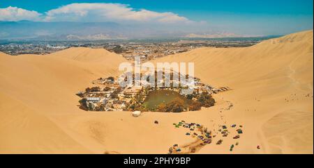 Die Oase Huacachina ist eine natürliche Oase mitten in der Wüste, die sich in der Stadt Ica, Peru befindet. Stockfoto