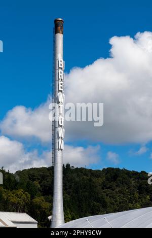 Brewtown in Upper Hutt, Neuseeland, eine Besucherattraktion mit zahlreichen Craft-Bier-Brauereien und einer Destillerie. Brewtown-Name auf dem Schornstein Stockfoto