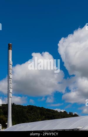 Brewtown in Upper Hutt, Neuseeland, eine Besucherattraktion mit zahlreichen Craft-Bier-Brauereien und einer Destillerie. Brewtown-Name auf dem Schornstein Stockfoto