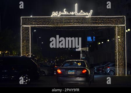 Kairo, Ägypten, März 28 2023: Übersetzung des arabischen Inschriften-Textes (Happy Grandma Ramadan), Ramadan festliche Dekorationen in den Straßen Ägyptens, Stockfoto