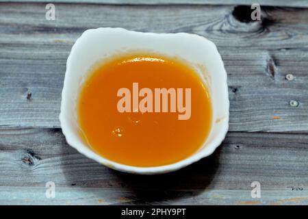 Süßes arabisches Dessertrezept aus Qamar Al-DIN (getrocknete und gekochte Aprikosenfrüchte), gekocht mit Wasser, Maisstärke, Zucker und Vanille, U Stockfoto