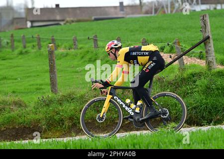 Oudenaarde, Belgien. 30. März 2023. Belgischer Wout van Aert vom Team Jumbo-Visma, das bei den Vorbereitungen mehrerer Teams auf der Rennstrecke vor dem Radrennen Ronde van Vlaanderen/Tour des Flandres/Tour of Flanders am Donnerstag, den 30. März 2023, abgebildet wurde. Die 107. Ausgabe des Radrennen findet am Sonntag, den 02. April, statt. BELGA PHOTO DIRK WAEM Credit: Belga News Agency/Alamy Live News Stockfoto