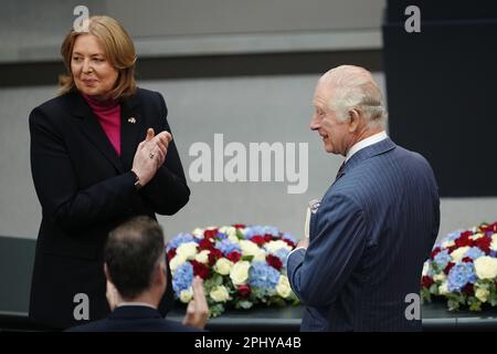 Berlin, Deutschland. 30. März 2023. König Karl III. Von Großbritannien steht neben Bärbel Bas (SPD), dem Präsidenten des Bundestages, am zweiten Tag seiner Deutschlandreise im Bundestagsbesuch. Vor seiner Krönung im Mai 2023 werden der britische König und seine königliche Frau Deutschland für drei Tage besuchen. Kredit: Kay Nietfeld/dpa/Alamy Live News Stockfoto