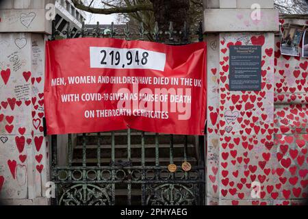 Schild mit der Zahl der COVID-Todesfälle im Vereinigten Königreich am 29. März 2023 anlässlich des zweiten Jahrestags der nationalen COVID-Gedenkmauer. Stockfoto
