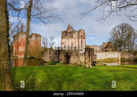 Santpoort, Niederlande, 25. März 2023: Die Ruinen der Burg Brederode an einem sonnigen Tag im Frühling Stockfoto