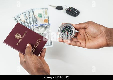 Reisekonzept, Kolumbianischer Reisepass Mit Dollarrechnungen Für Auslandsreisen. Stockfoto