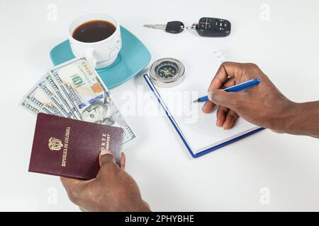 Reisekonzept, Kolumbianischer Reisepass Mit Dollarrechnungen Für Auslandsreisen. Stockfoto