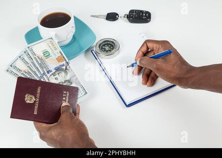 Reisekonzept, Kolumbianischer Reisepass Mit Dollarrechnungen Für Auslandsreisen. Stockfoto