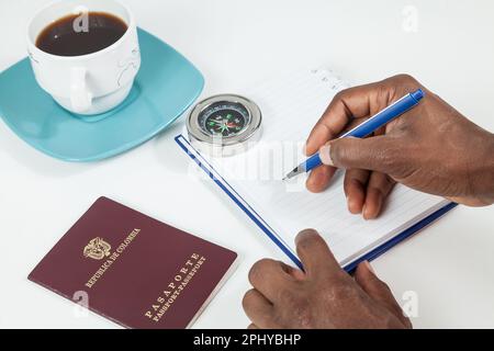 Reisekonzept, Kolumbianischer Reisepass Mit Dollarrechnungen Für Auslandsreisen. Stockfoto