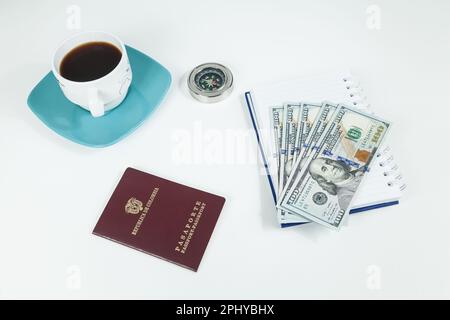 Reisekonzept, Kolumbianischer Reisepass Mit Dollarrechnungen Für Auslandsreisen. Stockfoto