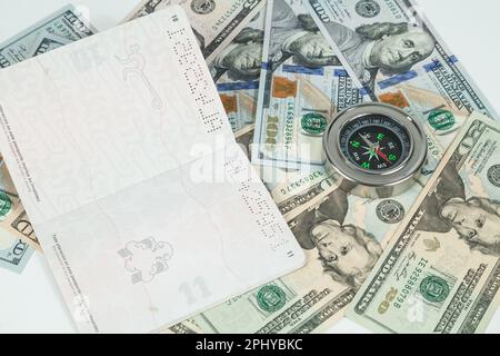 Reisekonzept, Kolumbianischer Reisepass Mit Dollarrechnungen Für Auslandsreisen. Stockfoto