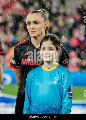 London, Großbritannien. 29. März 2023. London, England, März 29. 2023: Georgia Stanway (31 Bayern München) und Maskottchen während des Viertelfinalspiels der UEFA Womens Champions League zwischen dem Arsenal FC und dem FC Bayern München im Emirates Stadium in London, England (Natalie Mincher/SPP). Guthaben: SPP Sport Press Photo. Alamy Live News Stockfoto