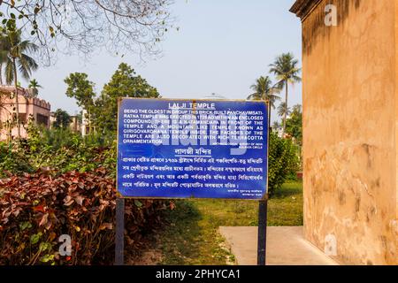 Blaues emailliertes Informationsschild am Lalji-Tempel im Kalna Rajbari-Komplex der hinduistischen Tempel, Ambika Kalna, Purba Bardhaman-Viertel, Westbengalen, Indien Stockfoto