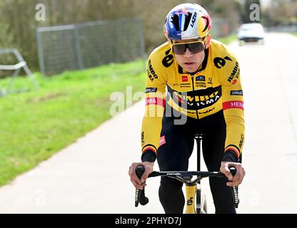 Oudenaarde, Belgien. 30. März 2023. Belgischer Wout van Aert vom Team Jumbo-Visma, das bei den Vorbereitungen mehrerer Teams auf der Rennstrecke vor dem Radrennen Ronde van Vlaanderen/Tour des Flandres/Tour of Flanders am Donnerstag, den 30. März 2023, abgebildet wurde. Die 107. Ausgabe des Radrennen findet am Sonntag, den 02. April, statt. BELGA PHOTO DIRK WAEM Credit: Belga News Agency/Alamy Live News Stockfoto