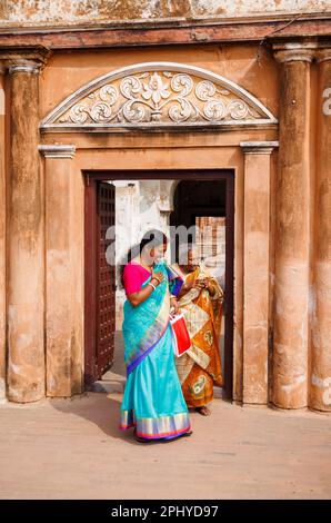 Zwei einheimische Frauen, die Saris tragen, im Kalna Rajbari-Komplex der Hindu-Tempel in Ambika Kalna im Purba Bardhaman-Bezirk in Westbengalen, Indien Stockfoto
