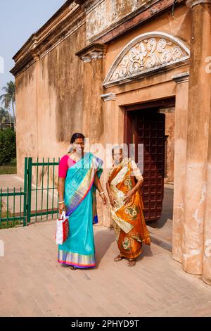 Zwei einheimische Frauen, die Saris tragen, im Kalna Rajbari-Komplex der Hindu-Tempel in Ambika Kalna im Purba Bardhaman-Bezirk in Westbengalen, Indien Stockfoto
