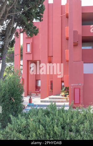 CALPE, SPANIEN - 22. DEZEMBER 2021: La Muralla Roja House (Rotes