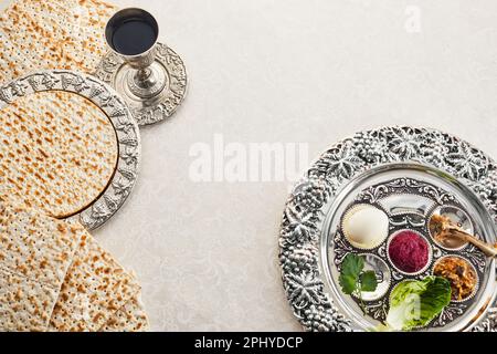 Komposition mit symbolischem Passover, Pesach, Artikeln und Mahlzeiten mit altem Hintergrund, Stockfoto