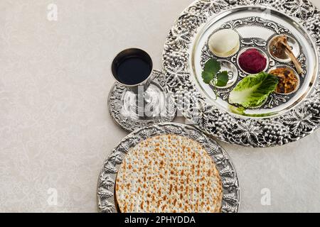 Komposition mit symbolischem Passover, Pesach, Artikeln und Mahlzeiten mit altem Hintergrund, Stockfoto