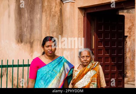 Zwei einheimische Frauen, die Saris tragen, im Kalna Rajbari-Komplex der Hindu-Tempel in Ambika Kalna im Purba Bardhaman-Bezirk in Westbengalen, Indien Stockfoto