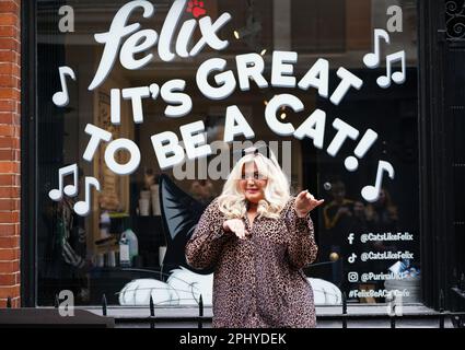 Der Reality TV-Star Gemma Collins eröffnet das Be A Cat Cafe, das vom 30. März bis zum 1. April in Soho, im Zentrum von London, läuft. Foto: Donnerstag, 30. März 2023. Stockfoto