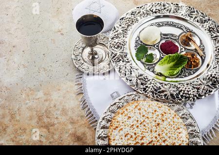 Komposition mit symbolischem Passover, Pesach, Speisen und Essen auf Steinhintergrund, Stockfoto