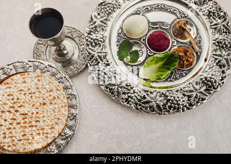 Komposition mit symbolischem Passover, Pesach, Artikeln und Mahlzeiten mit altem Hintergrund, Stockfoto