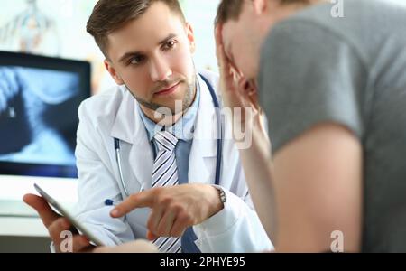 Arzt mit Tablette berät Patienten, die unter psychischem Stress und Depressionen leiden Stockfoto