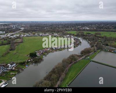 Häuser am Flussufer an der Themse, Shepperton Surrey UK Drohne aus der Vogelperspektive Stockfoto