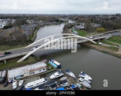 Walton Bridge über die Themse, England Drohne aus der Vogelperspektive Stockfoto