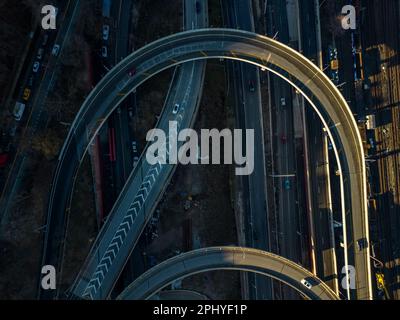 Ein Blick aus der Vogelperspektive über mehrere sich kreuzende Highways an einem sonnigen Tag in der Bronx in New York Stockfoto