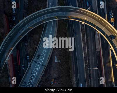 Ein Blick aus der Vogelperspektive über mehrere sich kreuzende Highways an einem sonnigen Tag in der Bronx in New York Stockfoto