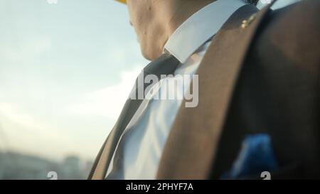 Junger Geschäftsmann im Anzug Nahaufnahme Medium Shot Stockfoto