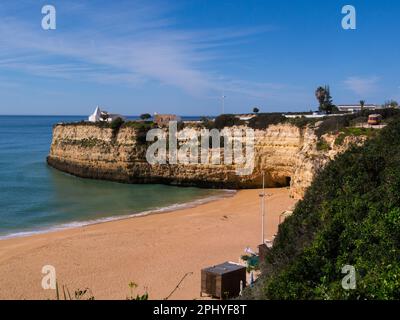 Blick über den Strand Nossa Senhora da Rocha vom Küstenpfad zum Fort und zur Kirche Our Lady of Rock Alpochinos Algarve Portugal EU Stockfoto