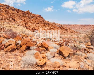 Einzigartige Landschaft um Burnt Mountain, Afrikaans: Verbande Berg, Hügel mit einem erstarrten Lavastrom bei Twyfelfontein im Damaraland, Namibia, Afrika Stockfoto