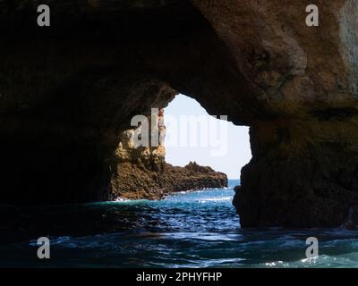 Im Inneren einer der goldenen Sandsteinhöhlen entlang der Algarve Atlantikküste Portugal EU von einem Touristenboot aus Stockfoto