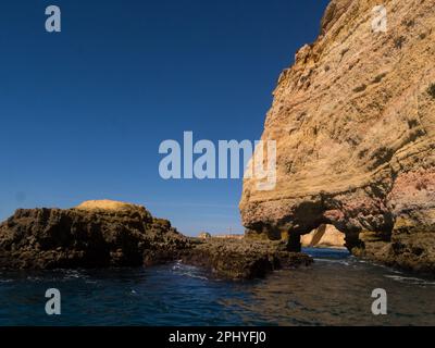 Eine der goldenen Sandsteinhöhlen entlang der Algarve Atlantikküste Portugal EU von einem Touristenboot aus Stockfoto