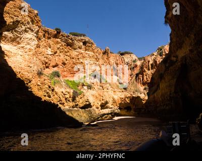 Im Inneren einer der goldenen Sandsteinhöhlen entlang der Algarve Atlantikküste Portugal EU von einem Touristenboot aus Stockfoto