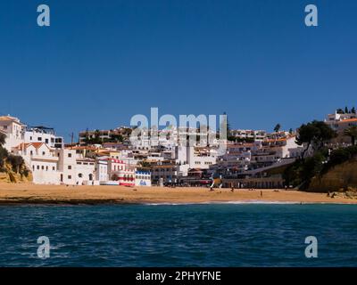 Blick vom Touristenboot zum Carvoeiro-Strand, einem der malerischsten Strände der Algarve mit traditionellen Häusern, die auf den Strand Portugal EU übergehen Stockfoto