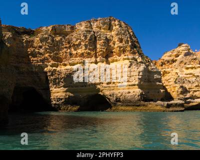 Atemberaubende Sandsteinklippen an der Küste der Algarve mit Höhlen, die von der altantischen Ozeanwelle geformt wurden, treiben Portugal EU an Stockfoto