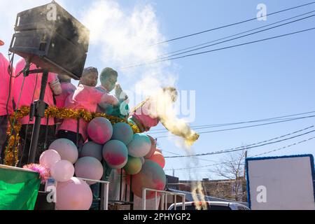 Eine Gruppe von Menschen, die bei der Phagwah Holi Parade 2023 in Queens, NY, Farbpulver auf sich verteilen Stockfoto